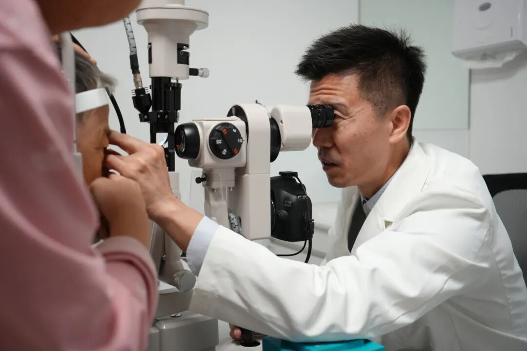 十年信賴，兩場手術(shù)為聾啞阿姨守住光明！